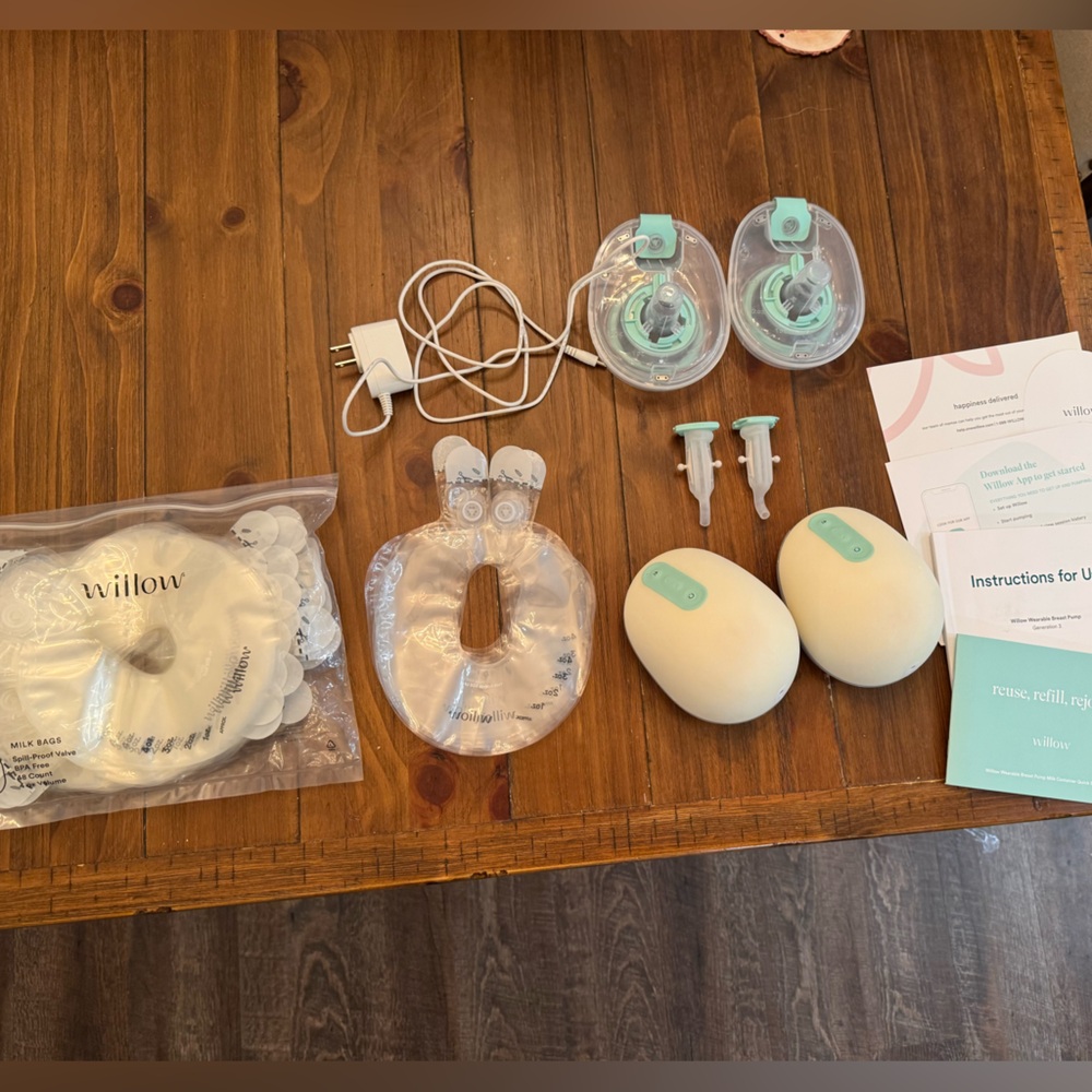 Willow Breast Pump Set with Cream and Mint Accents
